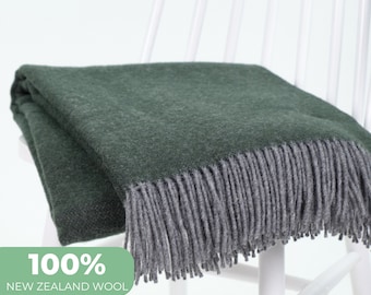 Dunkelgrüne große Sofadecke mit grauen Fransen Waldgrüne neuseeländische Lammwolle Plaid Decke | Einweihungsgeschenk