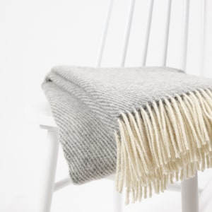 Graue Wolldecke - 100% Wolle karierte Sofa oder Bett Decke mit Fransen | 145x200cm | Gemütliches minimalistisches Geschenk