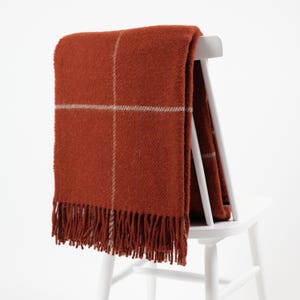 Plaid da divano in lana color terracotta ruggine / Plaid a quadri con motivo a finestre / Calda coperta hygge / Regalo per l'inaugurazione della casa / Regalo per la nuova casa
