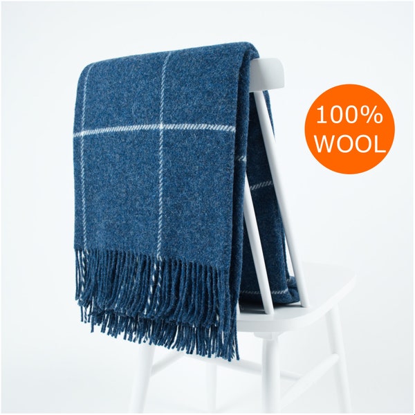 Couverture de canapé scandinave minimaliste à carreaux bleu marine en laine naturelle de haute qualité à carreaux hygge de haute qualité avec franges par NAMO
