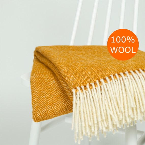 Coperta scozzese per divano grande e moderna calda e di alta qualità in  lana di pecora naturale giallo senape con trama a spina di pesce e frange  di NAMO -  Italia