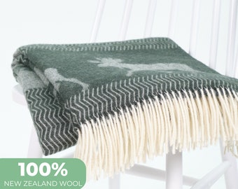 100% laine de Nouvelle-Zélande vert nordique motif flocon d'orignal réversible grand plaid à carreaux avec franges | Cadeau douillet en laine par NAMO