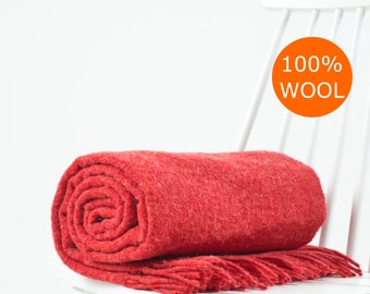 Rouge bohème lumineux uni, couleur unie scandinave hygge 100 % laine, grande couverture de canapé à carreaux de haute qualité avec franges par NAMO