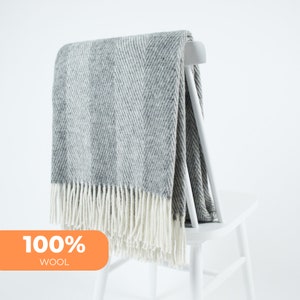 Graue Chevron-Überwurf-Decke - Hygge-Kuschel-Wolldecke für Zuhause - Hochwertige Einweihungsparty-Geschenke - Decke - Couverture von NAMO