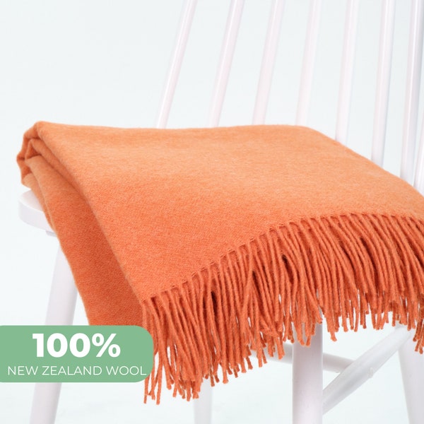 100 % neuseeländische Wolle, trendige orangefarbene, feste Webart, große Sofadecke, kariert mit Fransen | Hygge-kuscheliges Geschenk aus Naturwolle von NAMO
