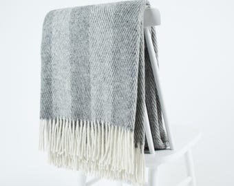 Chevron herringbone striped throw blanket | Grey natural wool warm large sofa throw | 140x200 cm incl. fringes | Decke | Manta | Couverture