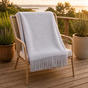100% wollen deken, lichtgrijze deken met getextureerde franjes voor Scandinavisch interieur