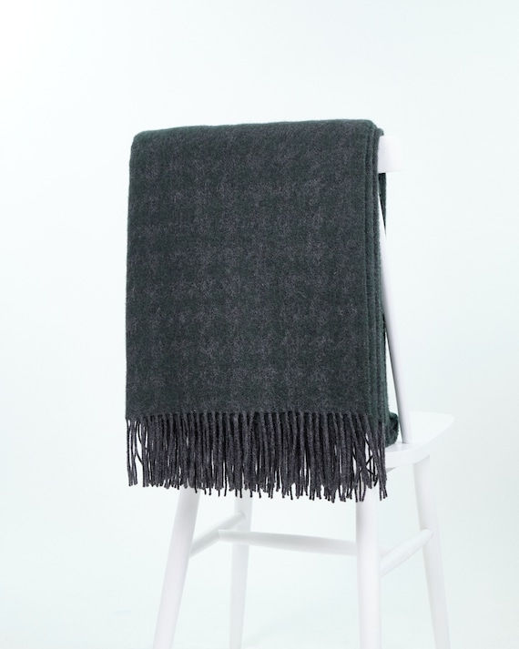 Dunkelgrüne Wolldecke mit Hahnentrittmuster | Skandinavisches Sofa-Karo 140 x 200 cm (55 x 79 Zoll) inkl. Fransen | Modernes waldgrünes Wohnaccessoire