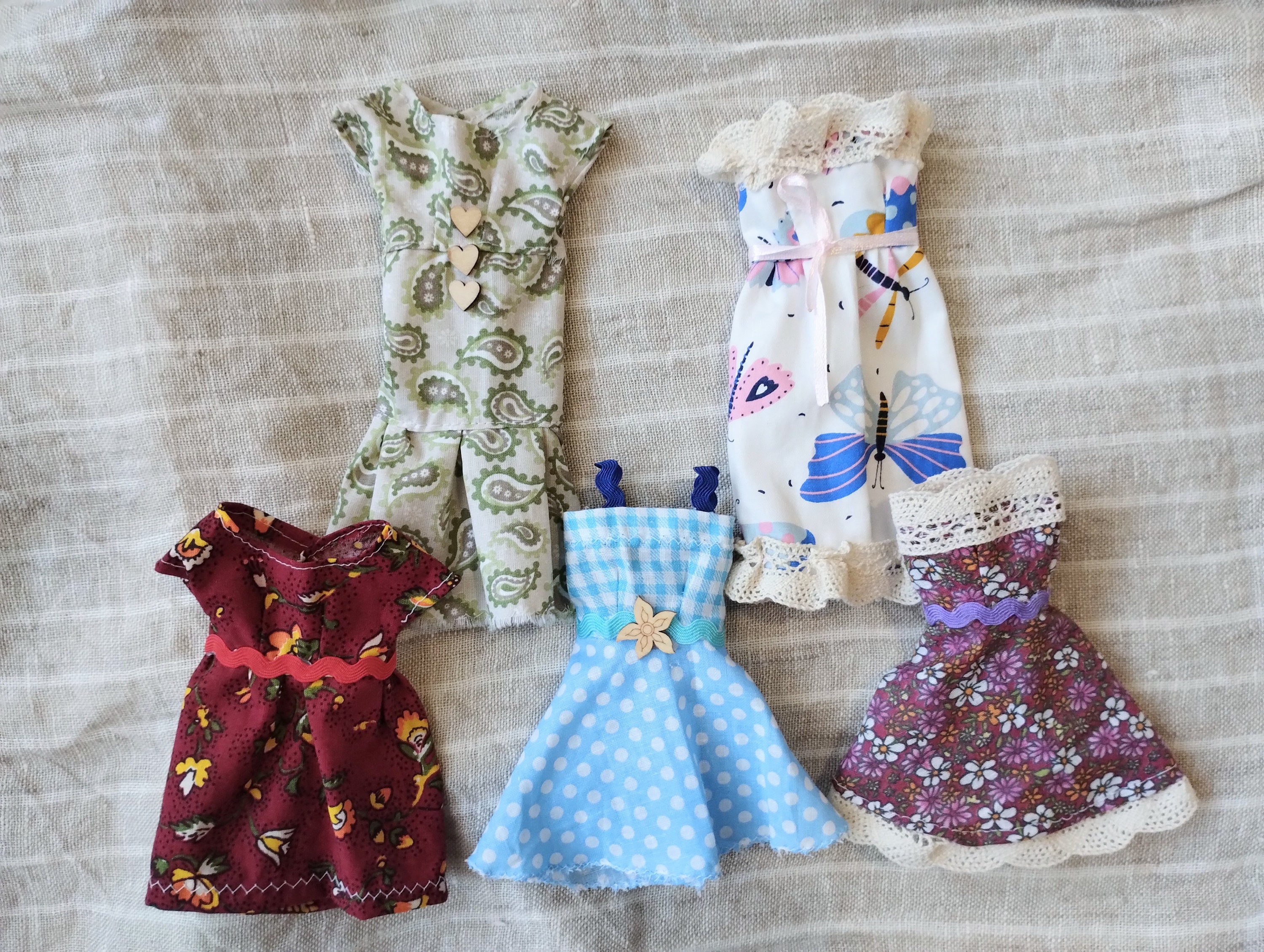 Abiti per bambola in plastica classica, scala 1:6. Vestiti originali realizzati con stoffa colorata, armadio delle bambole, regalo bambina