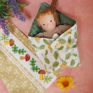 Waldorf-Babypuppe, erste Puppe im Kinderbett, weicher Doudou für die Wiege und den Schlaf kleiner Kinder. Gepolsterter Puppenkorb