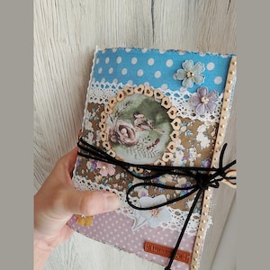 Álbum vintage, periódico basura, preciosa agenda shabby chic, con hojas e inserciones antiguas. Base de scrapbooking, cuaderno hecho a mano