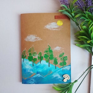 Taccuino realizzato a mano con copertina dipinta in carta Kraft. Mini quaderno con motivo naturale, idea regalo per amica, diario di viaggio