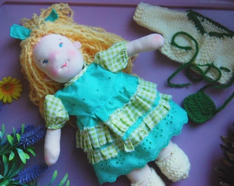 Bambola di stoffa fatta a mano, regalo simpatico per bambini. Pupazzo di ragazza, gioco educativo, bomboletta morbida con il suo set abiti