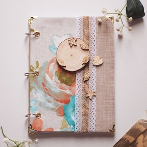 Libreta de anillas con tapa de tela semirrígida, diario de viaje con páginas de cartón. Libreta original con inserto de madera