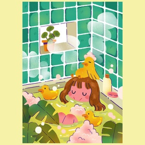 Puede incluir: Una niña se relaja en una bañera llena de burbujas y rodeada de plantas verdes. Un pato de goma amarillo se sienta en su cabeza y otros dos flotan en el agua. El baño tiene paredes de azulejos verdes y una ventana con una planta en maceta.