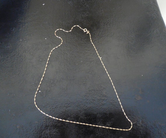 Sweet 14 k gold chain, 1.5 grams, marked 14 K,  0… - image 1