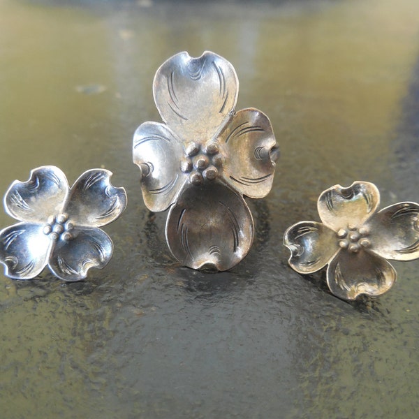 Vintage Mid Century  Silver Flower  ring and earrings, quietly before the Frivole collection of Van Cleef & Arpels