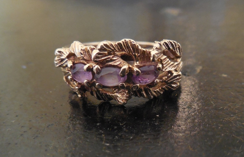 5 grams. size 5 12 Beautiful 14 k gold and amethyst ring