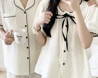 Pijamas de pareja con estampado de lunares: conjunto de pijamas de muselina a juego.