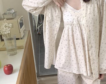 3-teiliges Loungewear-Set aus Baumwolle mit Blumenmuster: Blumenschlafanzug mit Spitzenbesatz, Blumenunterhemd und Hose mit Strickjacke