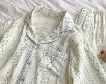 Katoenen pyjamaset met lange mouwen: witte en blauwe fijne bloemenprint