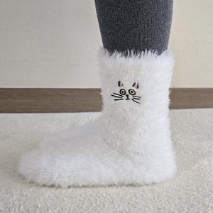 4 pares de calcetines peludos con bordado de gato / calcetines suaves y cálidos / calcetines lindos y esponjosos / calcetines peludos de invierno / calcetines esponjosos / calcetines para dormir
