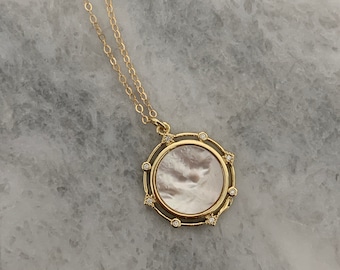 Collar con medallón de perla chapada en oro: joyería nupcial de perla de concha natural