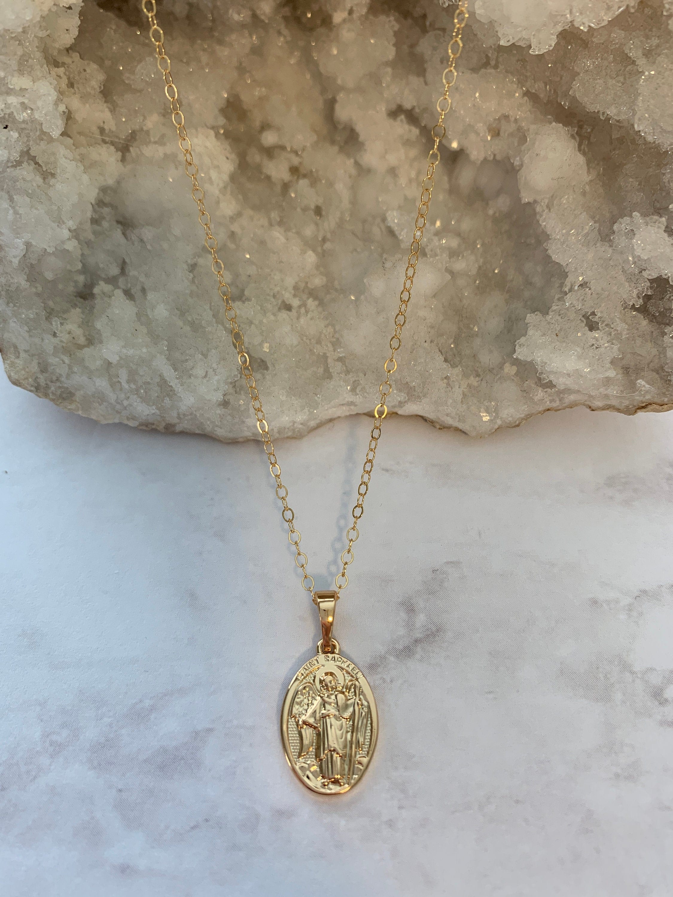 Collar de San Rafael chapado en oro de 14 k / Colgante con dije curativo / Joyería católica / Resistente al deslustre