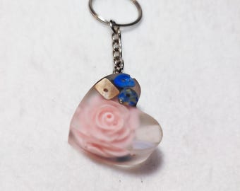 Transparent resin heart keychain – Colorful heart keychain – Funky bag charm with upcycled beads – Unique handmade accessory
