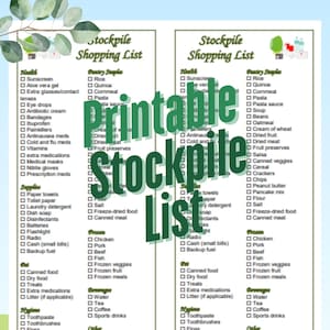 K&ouml;nnte beinhalten: Eine druckbare "Stockpile Shopping List" mit Checklisten f&uuml;r Gesundheit, Vorratskammer-Grundnahrungsmittel und Hygiene. Die Liste befindet sich auf wei&szlig;em Hintergrund mit gr&uuml;nen Bl&auml;ttern.