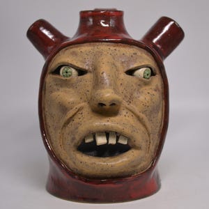 WALLY - Brocca in ceramica con volto in stile arte popolare del Sud, stile "brutto" - Pezzo unico - Alta 12,7 cm - Occhi verdi, triplo beccuccio