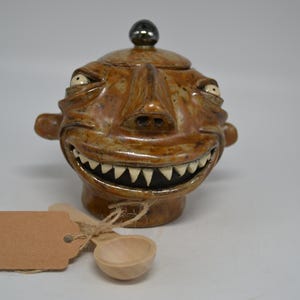 Tarro de especias/boticario con borde dentado - Jarra de cerámica con rostro de arte popular sureño - Pieza única - 8,25 cm de alto (incluida la tapa)