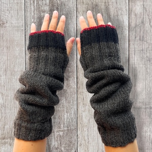 Guantes largos sin dedos de lana de alpaca gris con ribete rojo, forrados de vellón, tejidos a mano