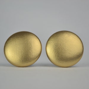 Gouden knoopoorbellen - clipoorbellen | Minimalistisch | Tijdloos elegant | Grote knoopoorbellen | Metaalgoud | Metalen oorbellen