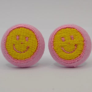 Handgemaakte roze katoenen smiley-oorbellen: Funky Button-sieraden