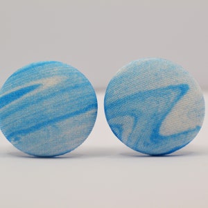 Blauwe marmeren stof knopclip-oorbellen - minimalistische grote funky ronde chique alledaagse sieraden