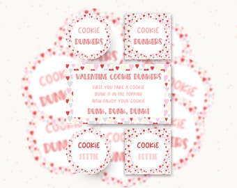 Può includere: Una collezione di etichette stampabili con un motivo a cuori rossi, rosa e bianchi. Le etichette includono design circolari e quadrati con il testo "COOKIE DUNKERS" o "COOKIE FETTIE" e una carta rettangolare con le istruzioni "VALENTINE COOKIE DUNKERS".