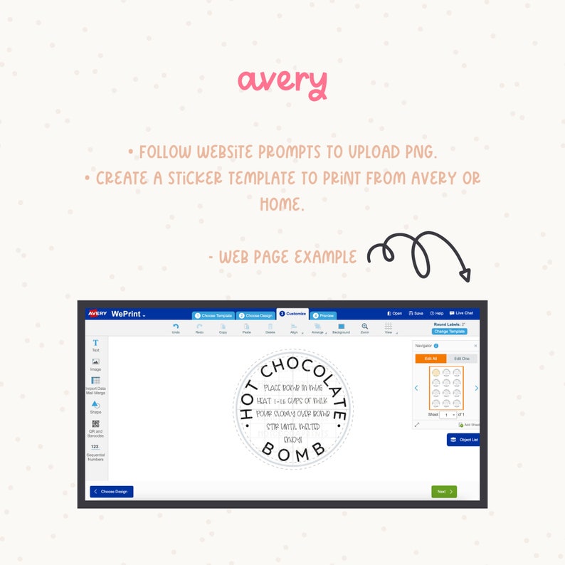 Pu&ograve; includere: Schermata del sito Web Avery con un modello di adesivo per bombe di cioccolata calda. Il design include il testo "Hot Chocolate Bomb" e le istruzioni. Lo sfondo &egrave; rosa chiaro con piccoli puntini bianchi.