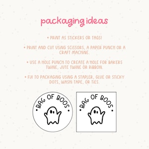 Pu&ograve; includere: Sfondo rosa chiaro con la scritta rosa "packaging ideas". Vengono fornite istruzioni per l'utilizzo degli adesivi. Vengono mostrati due adesivi in bianco e nero, uno rotondo e uno quadrato, entrambi con un fantasma e "Bag of Boos".