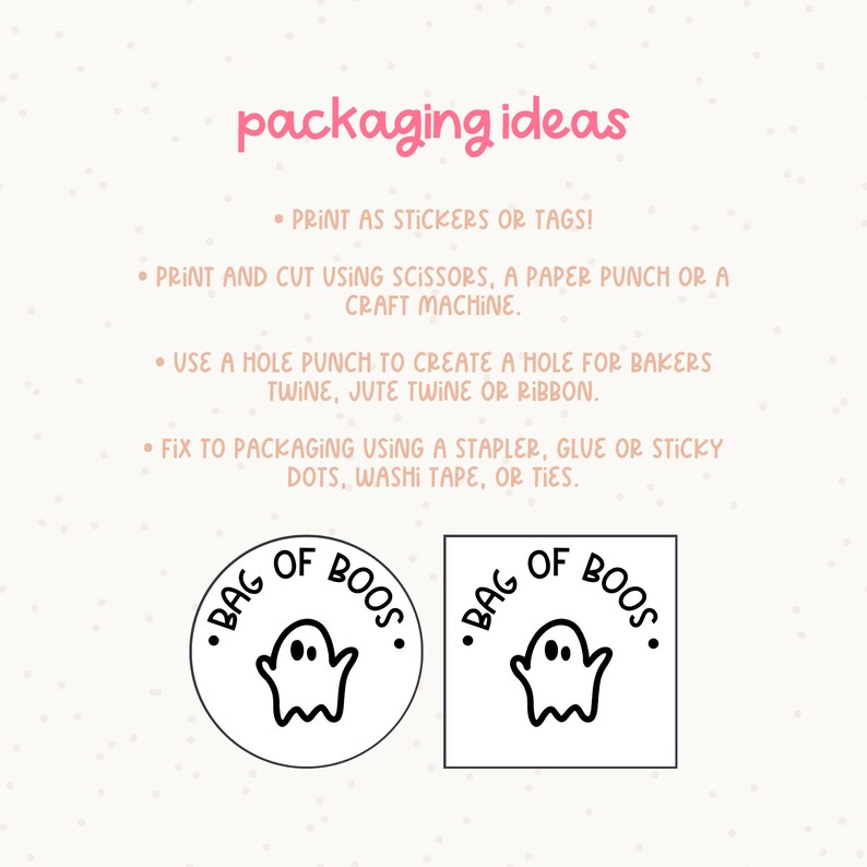 Pu&ograve; includere: Sfondo rosa chiaro con la scritta rosa "packaging ideas". Vengono fornite istruzioni per l'utilizzo degli adesivi. Vengono mostrati due adesivi in bianco e nero, uno rotondo e uno quadrato, entrambi con un fantasma e "Bag of Boos".