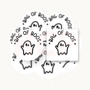 Pu&ograve; includere: Adesivi bianchi con un'illustrazione di un fantasma nero e la scritta "BAG OF BOOS." Gli adesivi sono rotondi e quadrati, perfetti per lavoretti e regali a tema Halloween. Il design &egrave; semplice e giocoso.