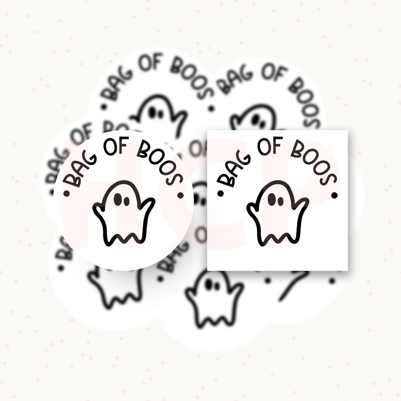 Pu&ograve; includere: Adesivi bianchi con un'illustrazione di un fantasma nero e la scritta "BAG OF BOOS." Gli adesivi sono rotondi e quadrati, perfetti per lavoretti e regali a tema Halloween. Il design &egrave; semplice e giocoso.