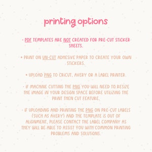 Pu&ograve; includere: Una grafica rosa chiaro con le parole "printing options" in corsivo. Sotto, punti elenco dettagliati con le istruzioni di stampa, tra cui l'utilizzo di carta adesiva non tagliata, il caricamento di un PNG su Cricut o Avery e il ridimensionamento delle immagini.