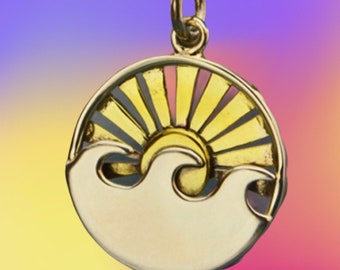 Sterling Silber Welle Anhänger mit goldener untergehender Sonne Halskette aufgereiht auf einer glänzenden Silberkette.