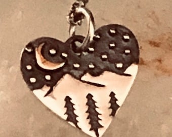 Ein Herz Charm für Naturliebhaber mit Bronze Mond und den Pinetree Bergen.