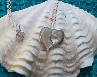Liebhaber müssen lieb haben!  Herz Cutout Set! 2 Sterling Silber Herzen. Ein Stück meines Herzens ist was dies darstellt. Es könnte Mutter Tochter sein
