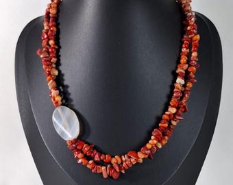 Collar doble de ágata blanca y coral – Joyería curativa con piedras naturales, estilo bohemio con piedras preciosas en capas.