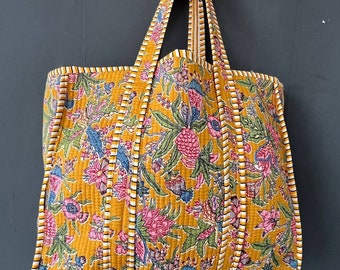 Sac fourre-tout matelassé fabriqué à la main Sac pour vêtements de plage en pur coton