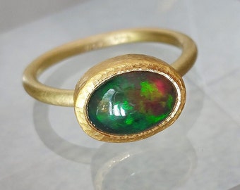 Opalring 999 und 750 Gold, 18k Goldring mit äthiopischem Opal in 24k Feingold gefasst, Ring mit Weloopal mit grün-rot-goldenem Schillern