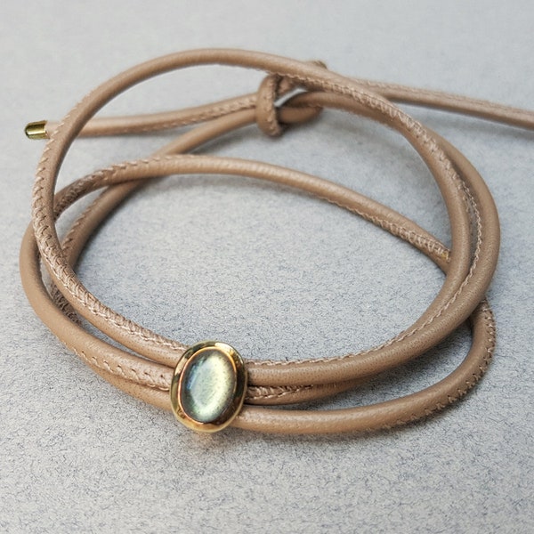 Bracelet cuir avec cabochon labradorite, bracelet enroulé en cuir d'agneau taupe avec labradorite irisée en plaqué or 925 - Dsiho